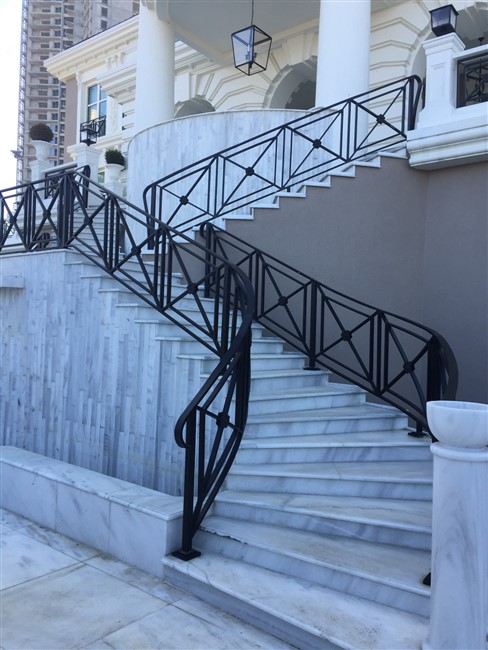 Klasik motifli ferforje balkon korkuluk modeli
